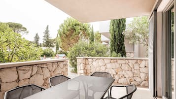 Superior Two-Bedroom Apartment for 4+2 persons | Terrasse/Patio