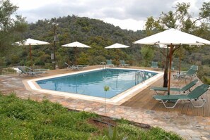 Außenpool, Sonnenschirme, Liegestühle