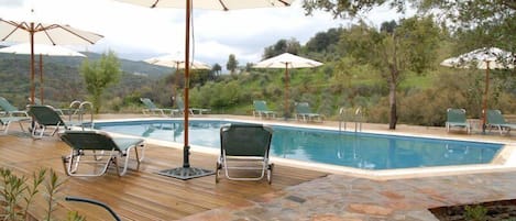 Piscine extérieure, parasols de plage, chaises longues