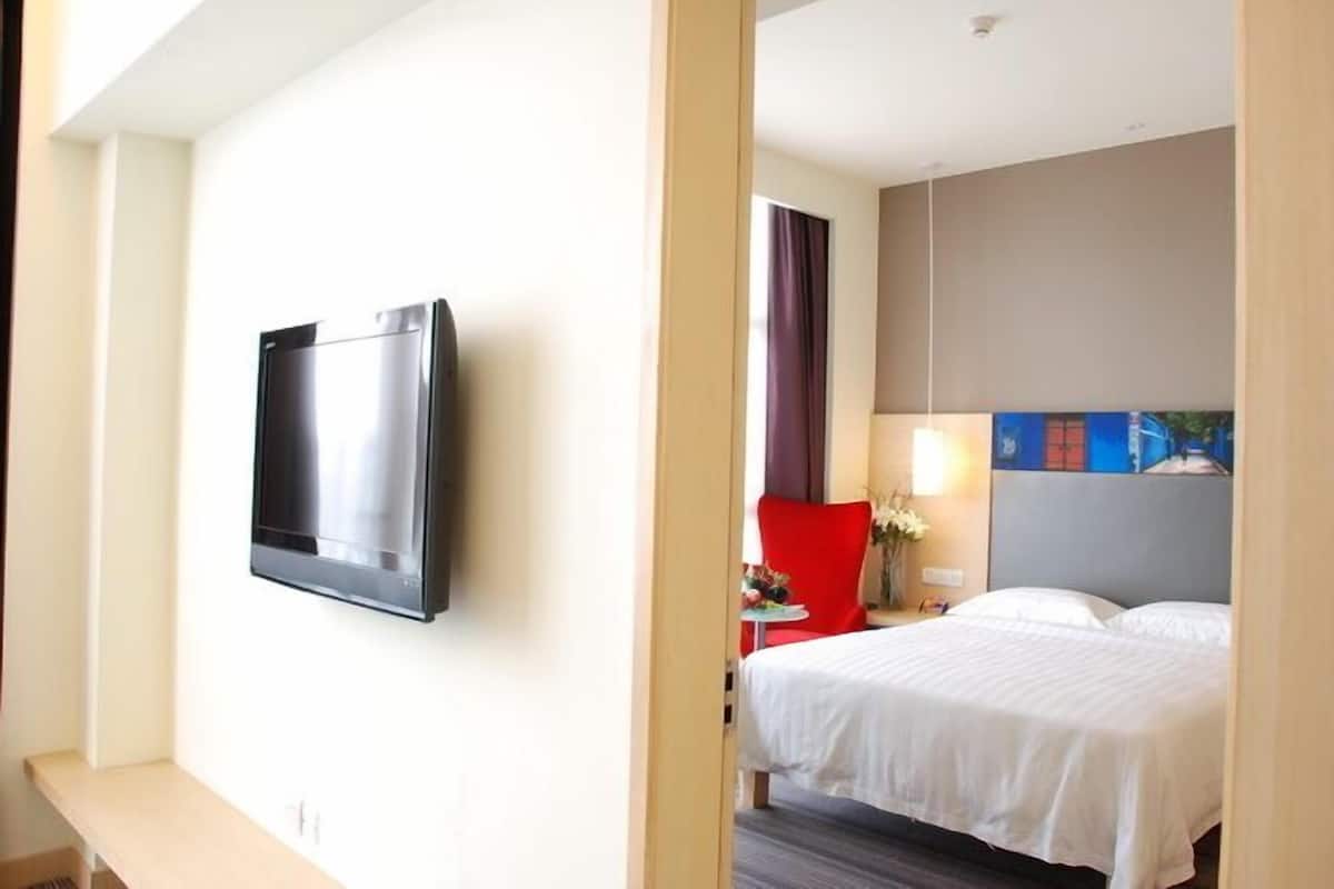 Suite Deluxe | Una scrivania, tende oscuranti, insonorizzazione, Wi-Fi gratuito