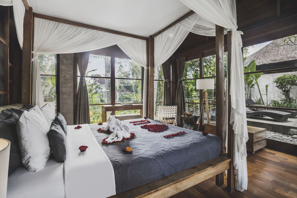 Three Bedroom Pool Villa | 1 kamar tidur, minibar, brankas, dan meja kerja