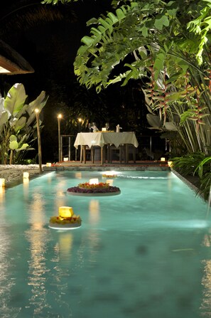 Déjeuner et dîner servis sur place, vue sur la piscine 