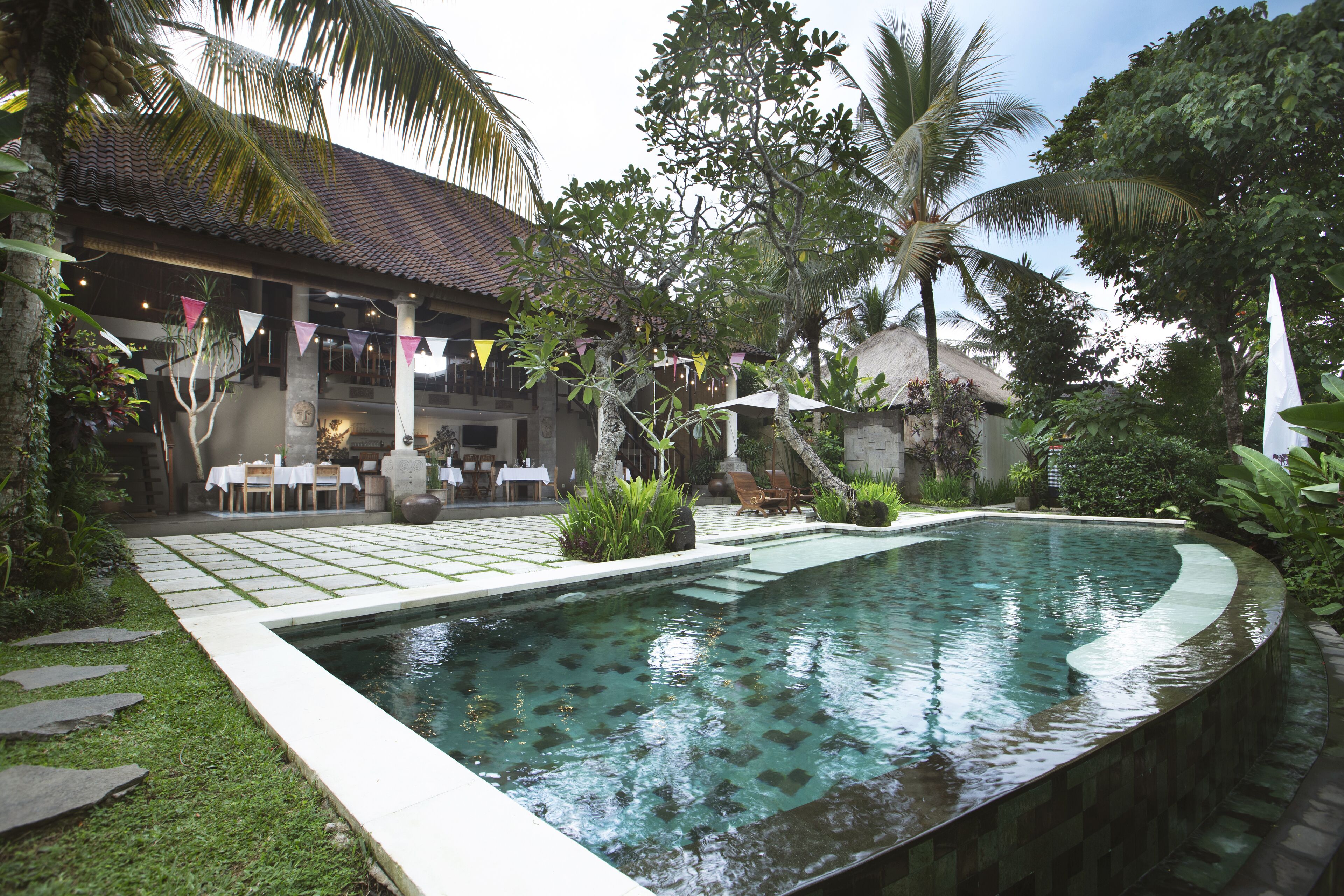 5 outdoor pools, pool loungers