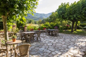 Garden view - Casa Rural Can Jepet (La Cellera de Ter)