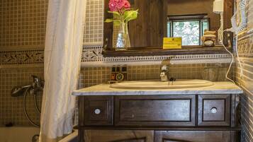 Buồng tắm vòi sen, đồ dùng nhà tắm miễn phí, máy sấy tóc, khăn tắm