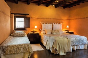 Premium bedding, down comforters, individually decorated - Casa Rural Can Jepet (La Cellera de Ter)