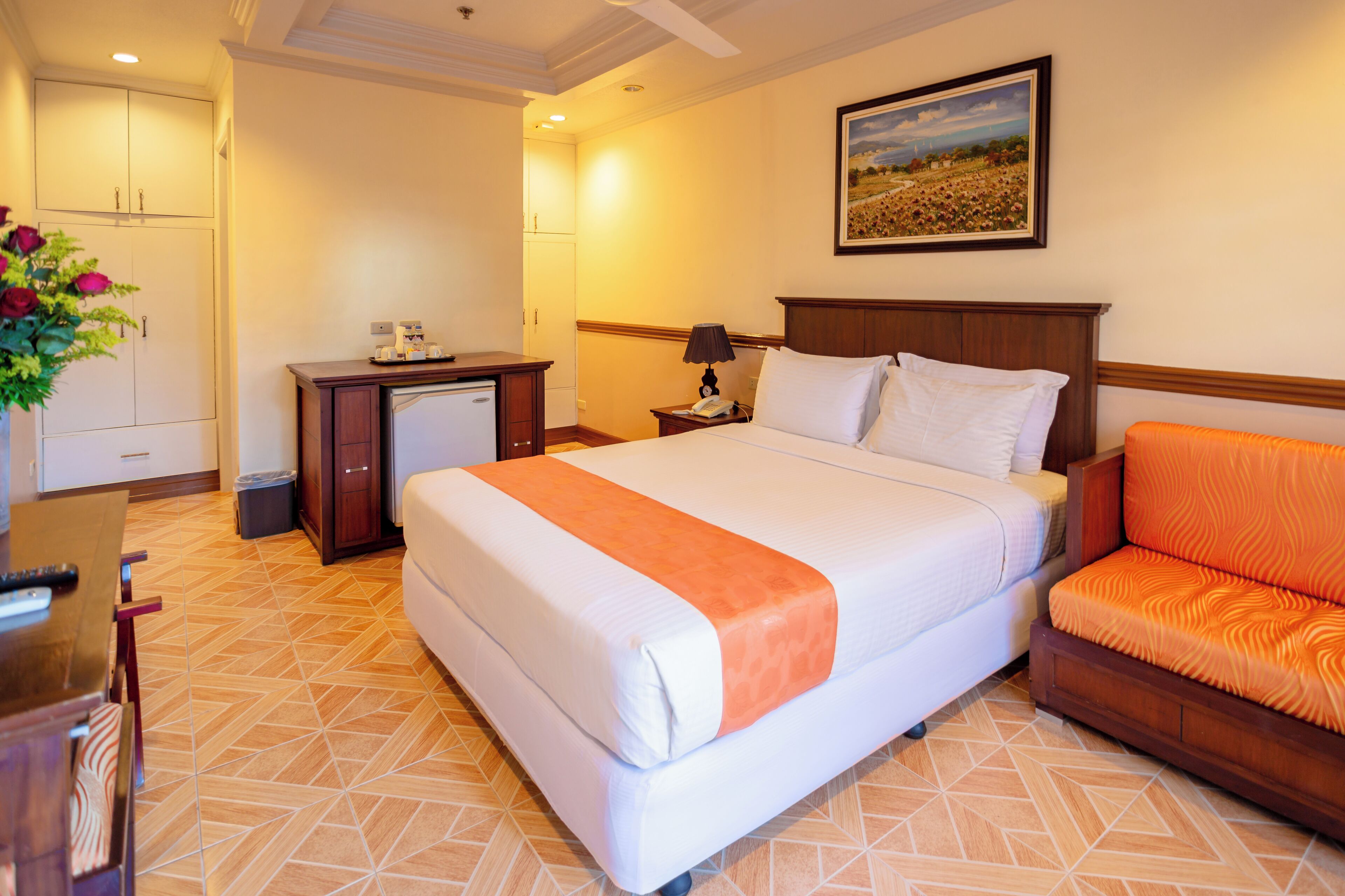 Quarto casal superior, 1 cama Queen | Frigobar, cofres nos quartos, individualmente decorados, escrivaninha