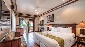 Minibar, Zimmersafe, individuell dekoriert, Schreibtisch