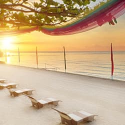 Pantai berhampiran, pasir putih, kerusi lepak pantai, payung