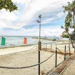 Pantai berhampiran, pasir putih, kerusi lepak pantai, payung