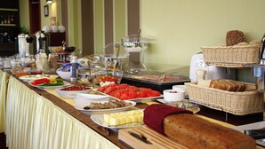 Un buffet proposant une variété de plats et de boissons.