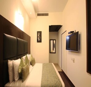 Minibar, in-room safe, desk, free WiFi - Jht Hotels (New Delhi)
