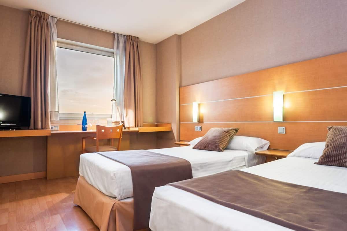 มินิบาร์, ตู้นิรภัยในห้องพัก, โต๊ะทำงาน, Wi-Fi ฟรี