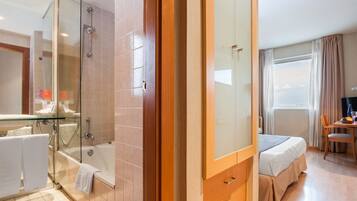 Een minibar, een kluis op de kamer, een bureau, gratis wifi