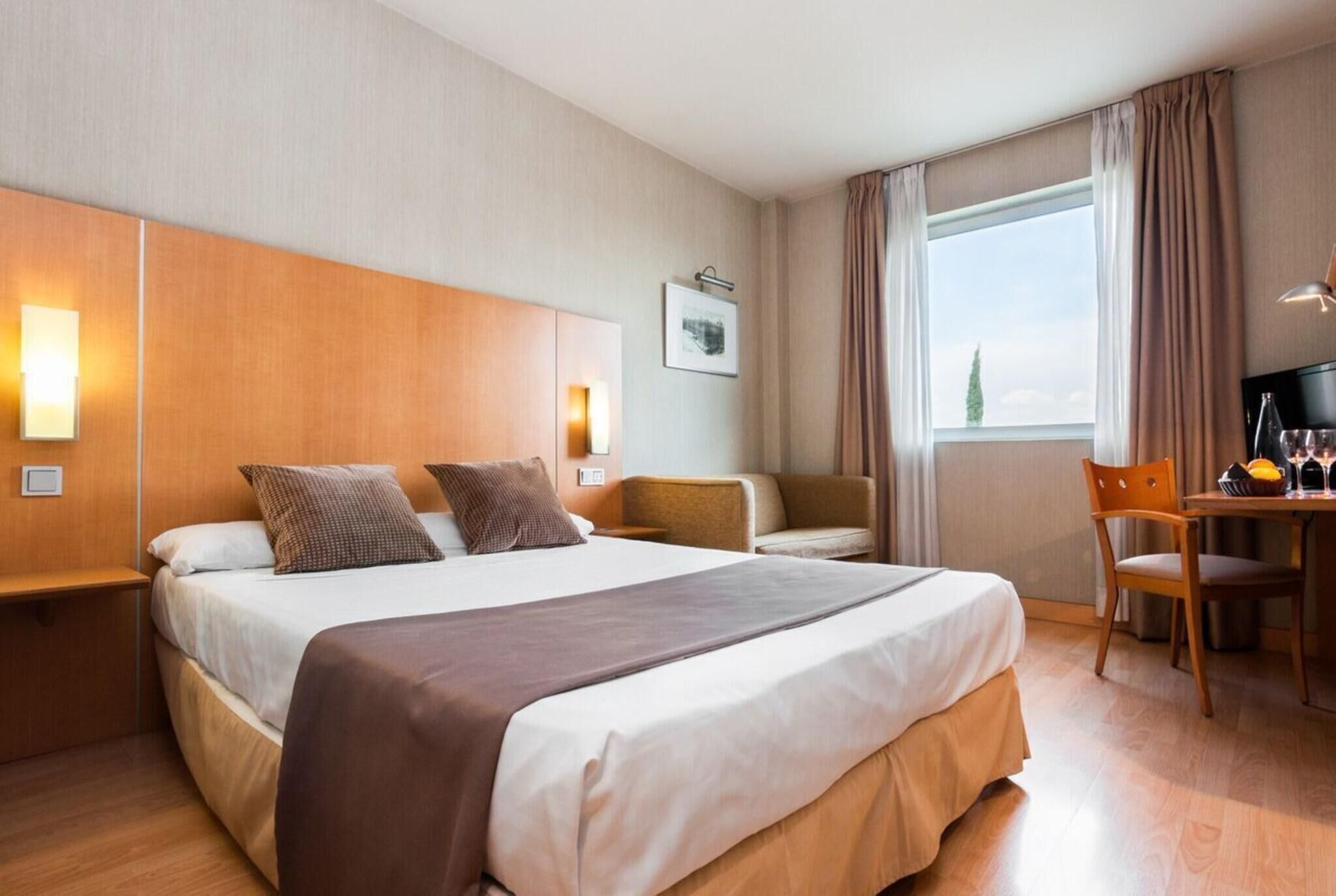 Minibar, caja fuerte, escritorio y wifi gratis