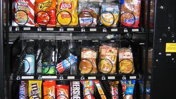 Máquina expendedora llena de refrigerios y bebidas.