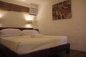 In-room safe, free WiFi, bed sheets - The Lazy Dog Bed & Breakfast (Boracay Island)