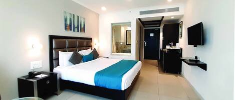 Deluxe Room, 1 King Bed | Premium bedding, minibar, in-room safe, desk