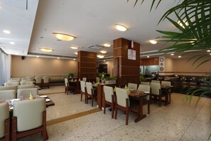 3 间餐厅，供应早餐、午餐和晚餐，泛亚菜