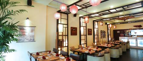 3 restaurantes; se sirve desayuno, almuerzo y cena; cocina panasiática