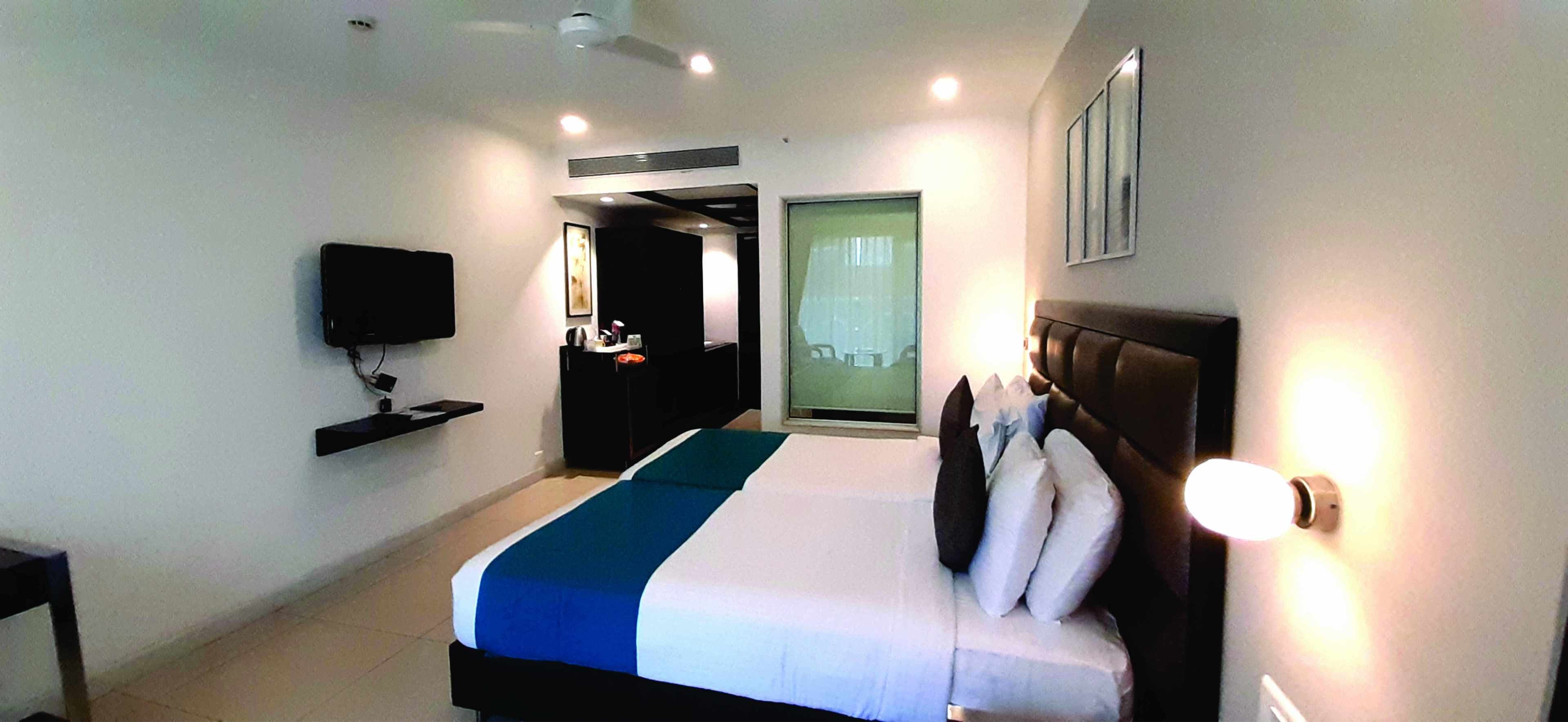 Deluxe Room, 1 King Bed | Premium bedding, minibar, in-room safe, desk