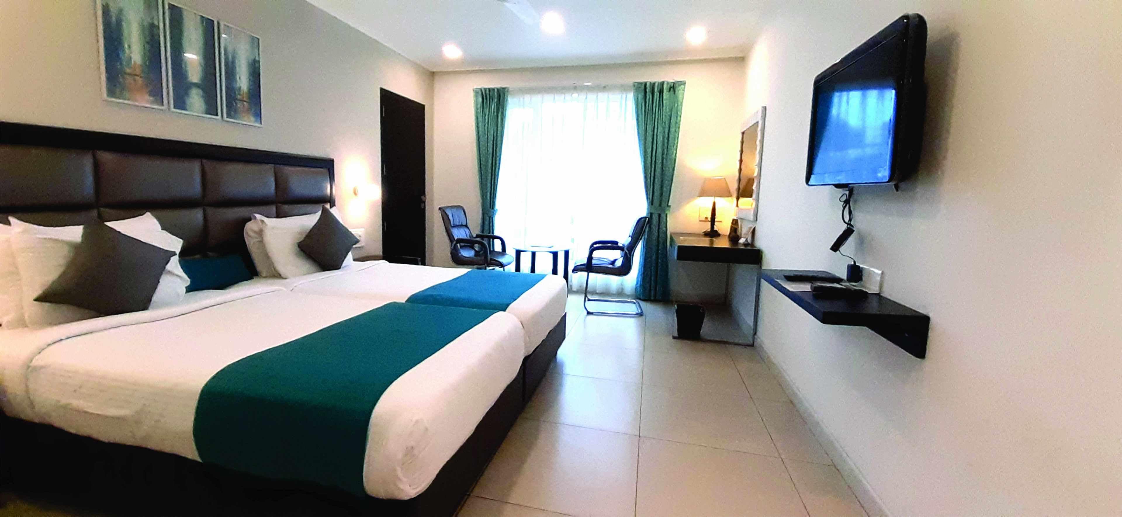 Deluxe Room, 1 King Bed | Premium bedding, minibar, in-room safe, desk