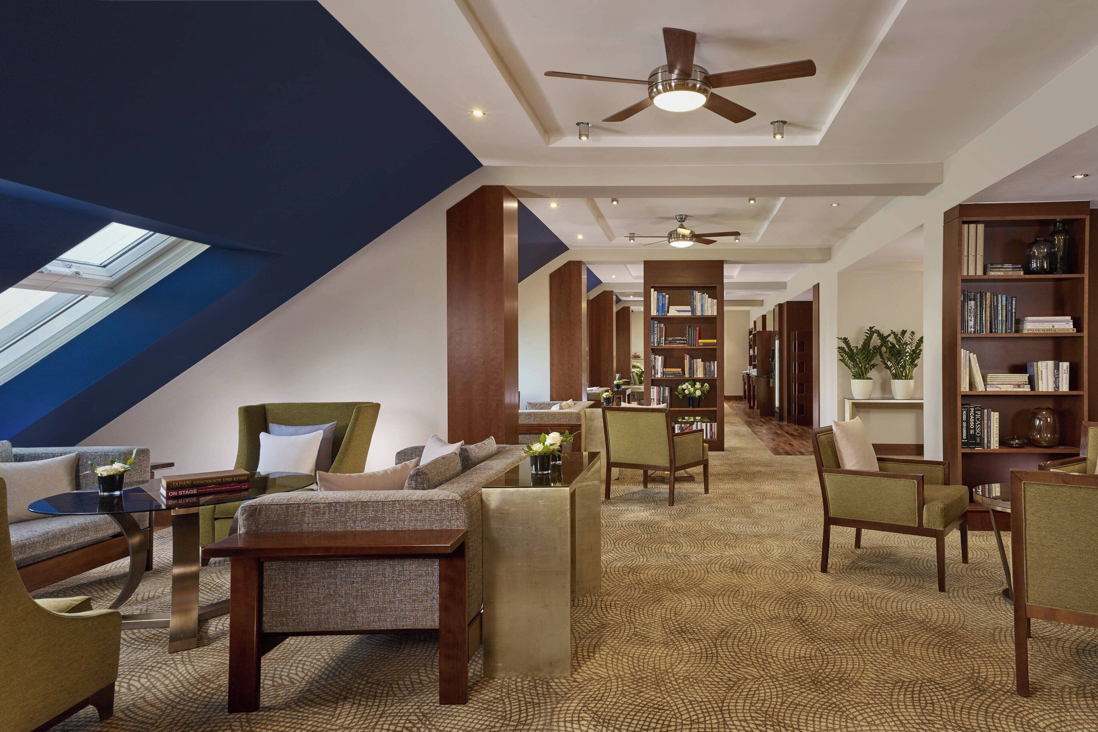 2 bars/lounges, cocktail bar, rooftop bar