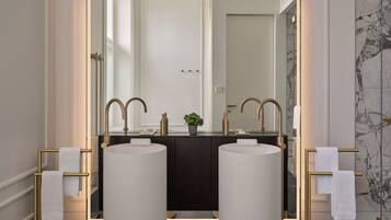 Suite Signature, 1 chambre | Salle de bain | Baignoire et douche séparées, douche cascade