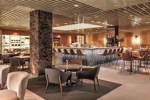 2 bars/lounges, cocktail bar, rooftop bar