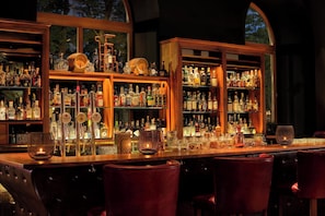 2 bars/lounges, cocktail bar, rooftop bar