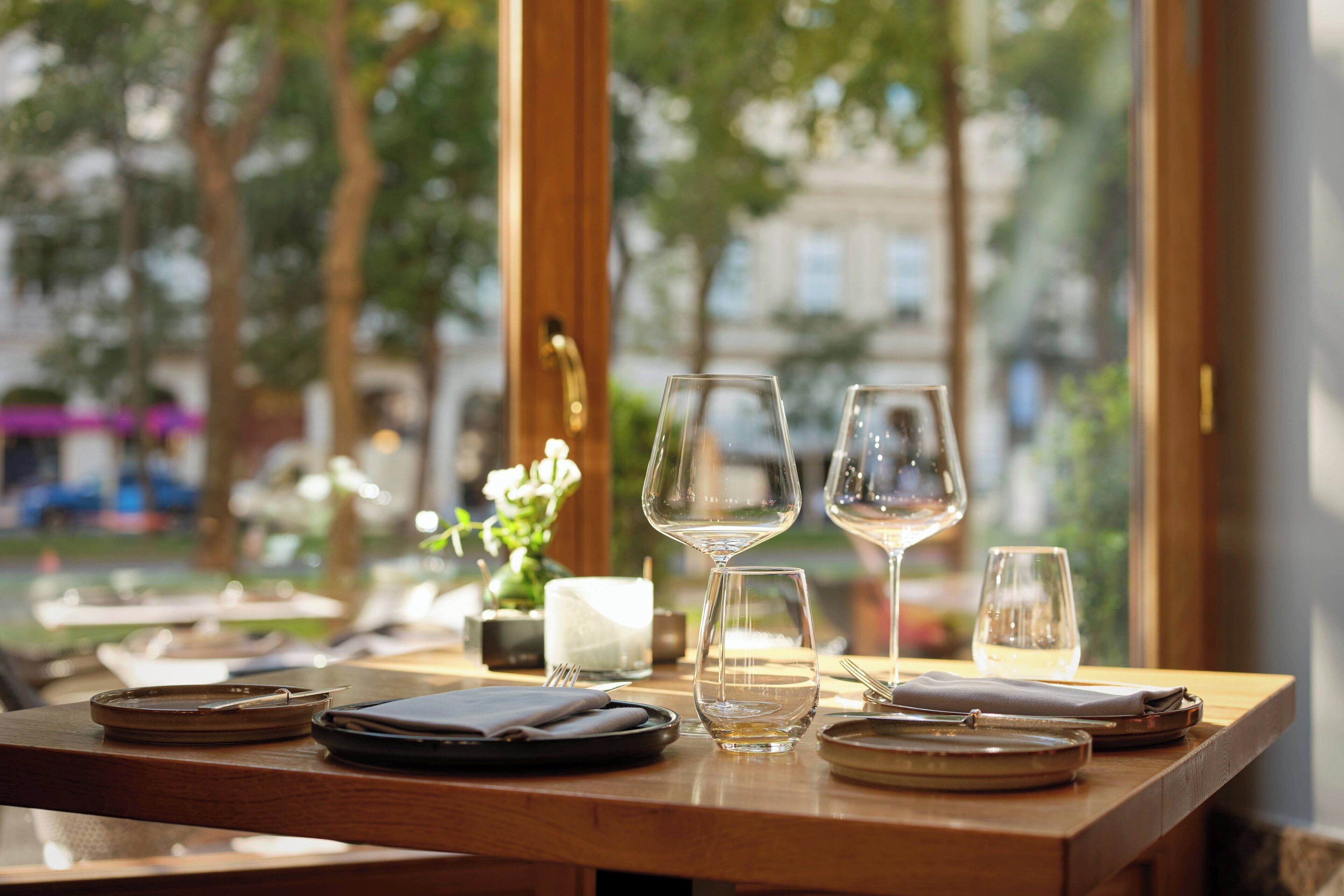 2 restaurantes; se sirve desayuno, almuerzo y cena; cocina regional