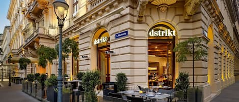 2 restauranter; serverer morgenmad, frokost og regionale retter