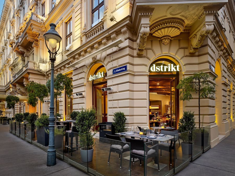 Här finns 2 restauranger som serverar frukost.