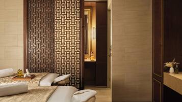 Salas de tratamiento para parejas, un sauna, baño turco