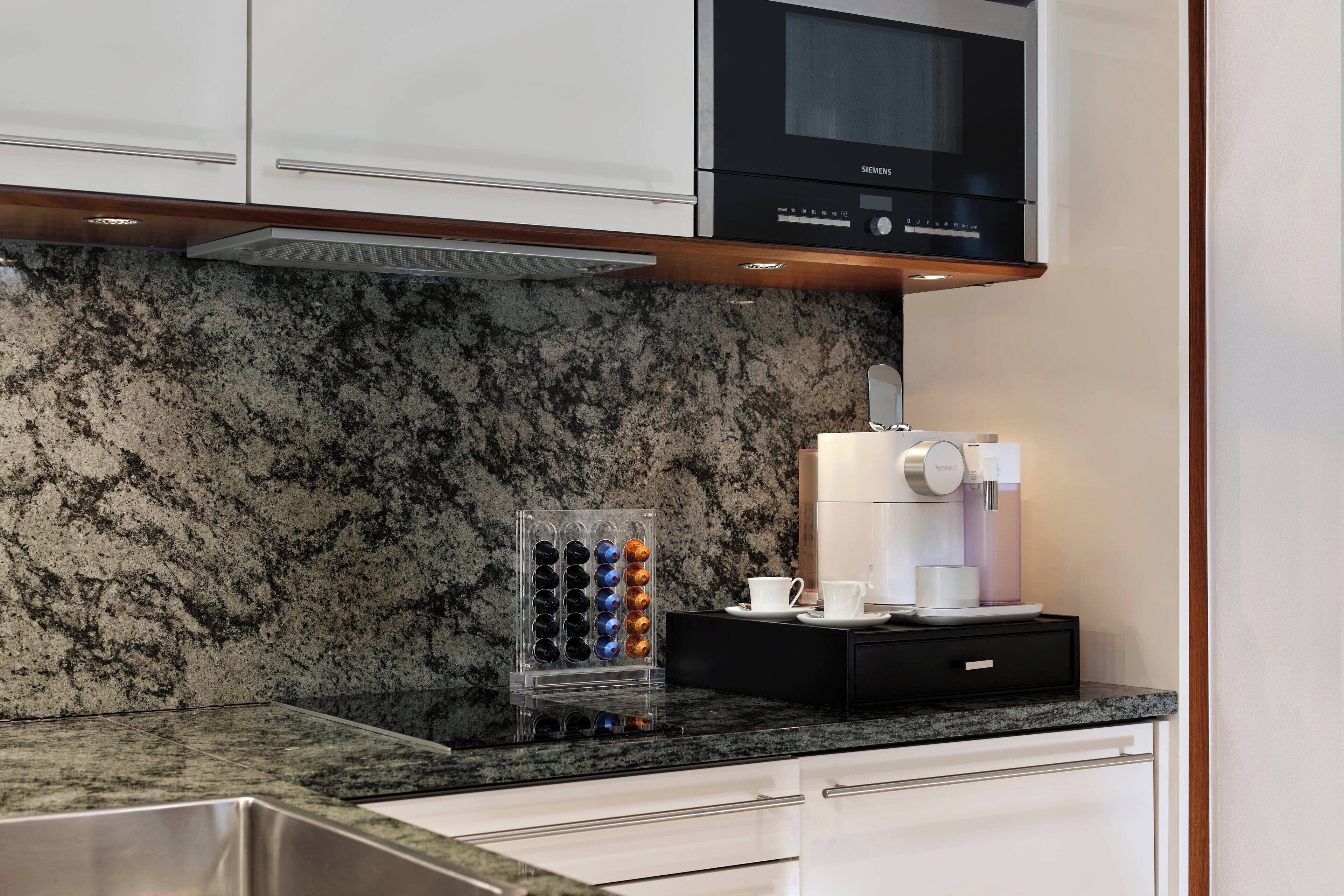 presidential suite, 2 bedrooms, city view, corner | private kitchen | coffee/tea maker