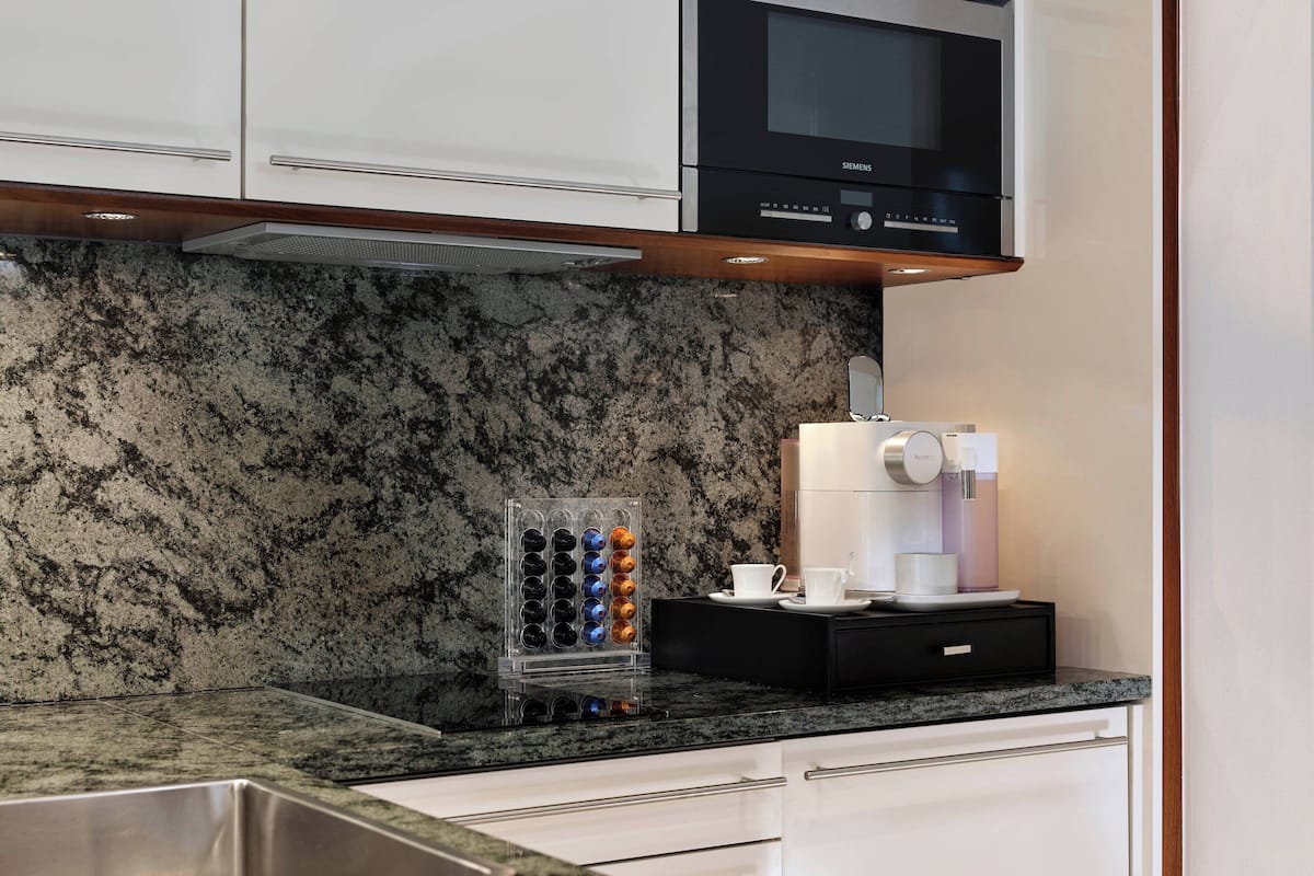 presidential suite, 2 bedrooms, city view, corner | private kitchen | coffee/tea maker