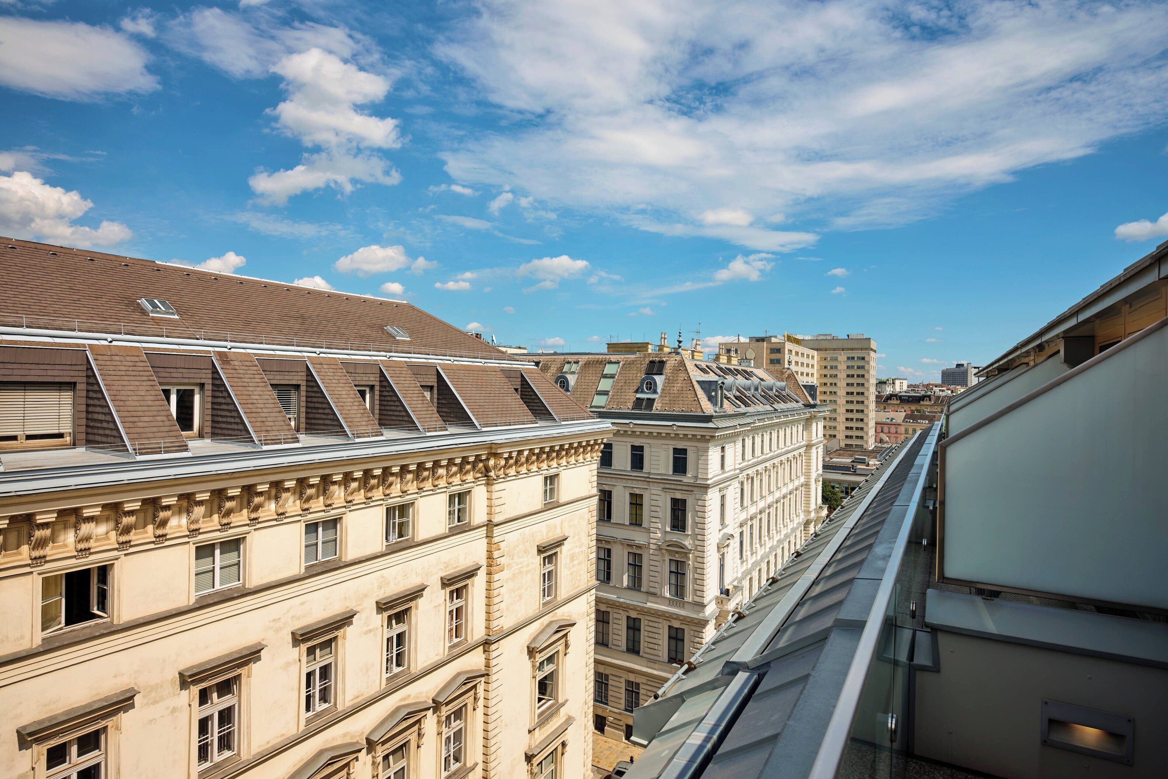 Vista de um horizonte urbano com edifícios que combinam arquitetura tradicional e elementos modernos.