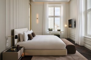 Suite Khas, 1 kamar tidur | Seprai premium, minibar, brankas, dan meja kerja