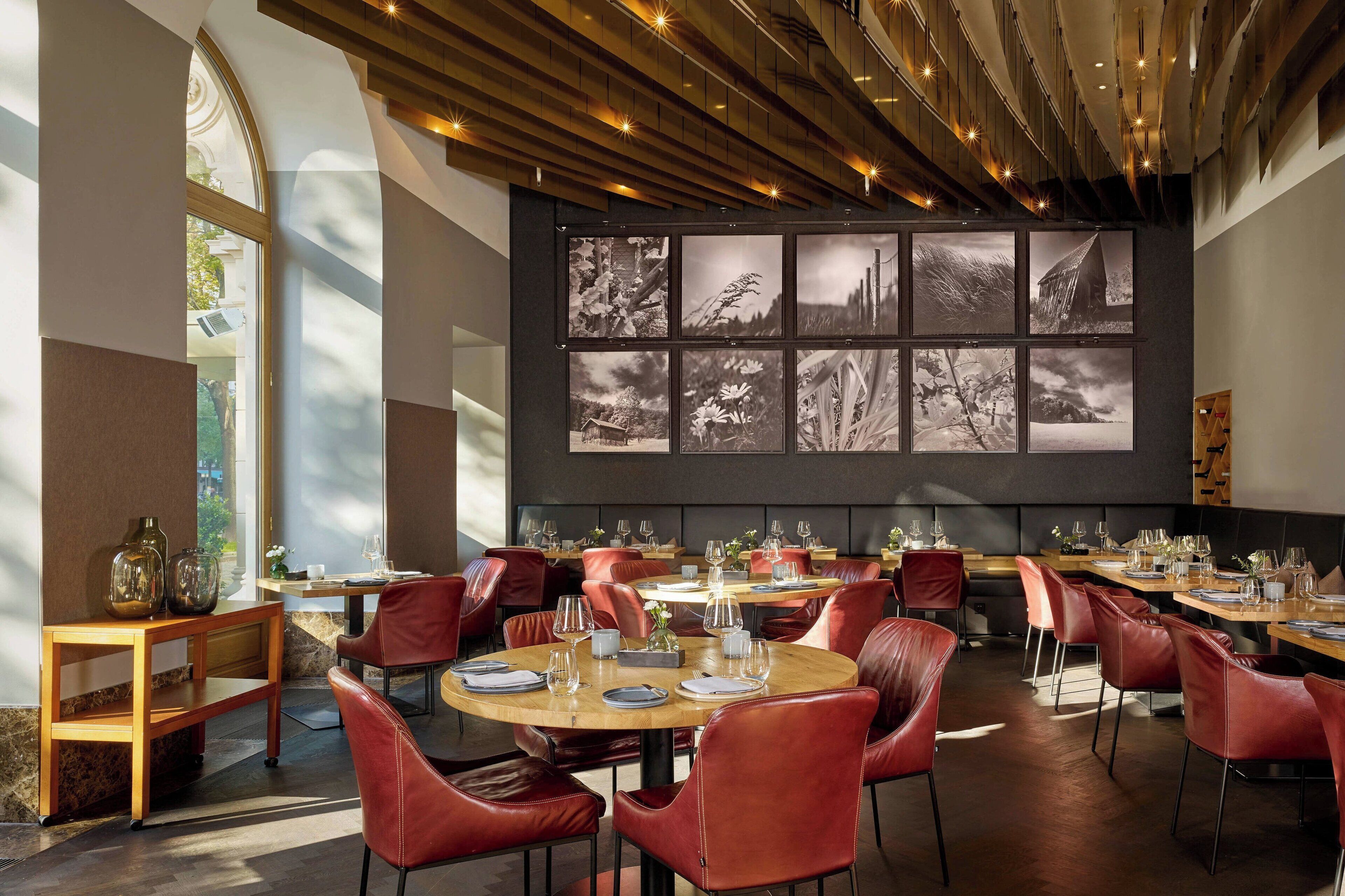 2 restaurants, breakfast, lunch, dinner served; regional cuisine