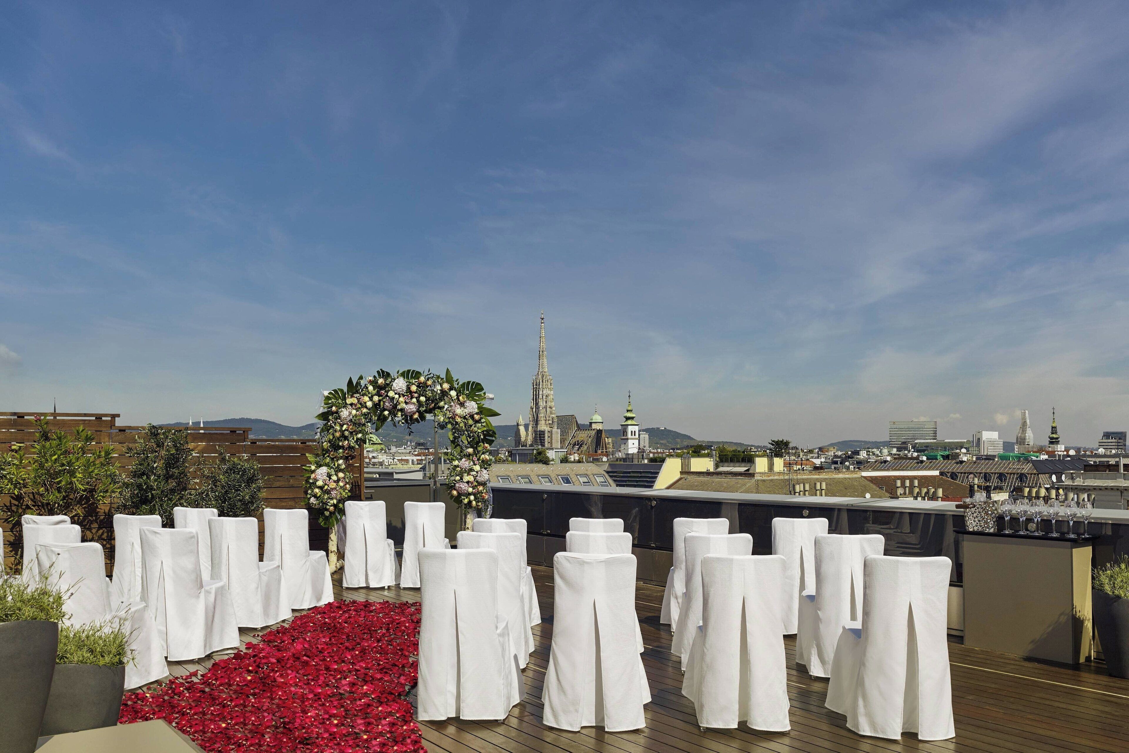 2 bars/lounges, cocktail bar, rooftop bar