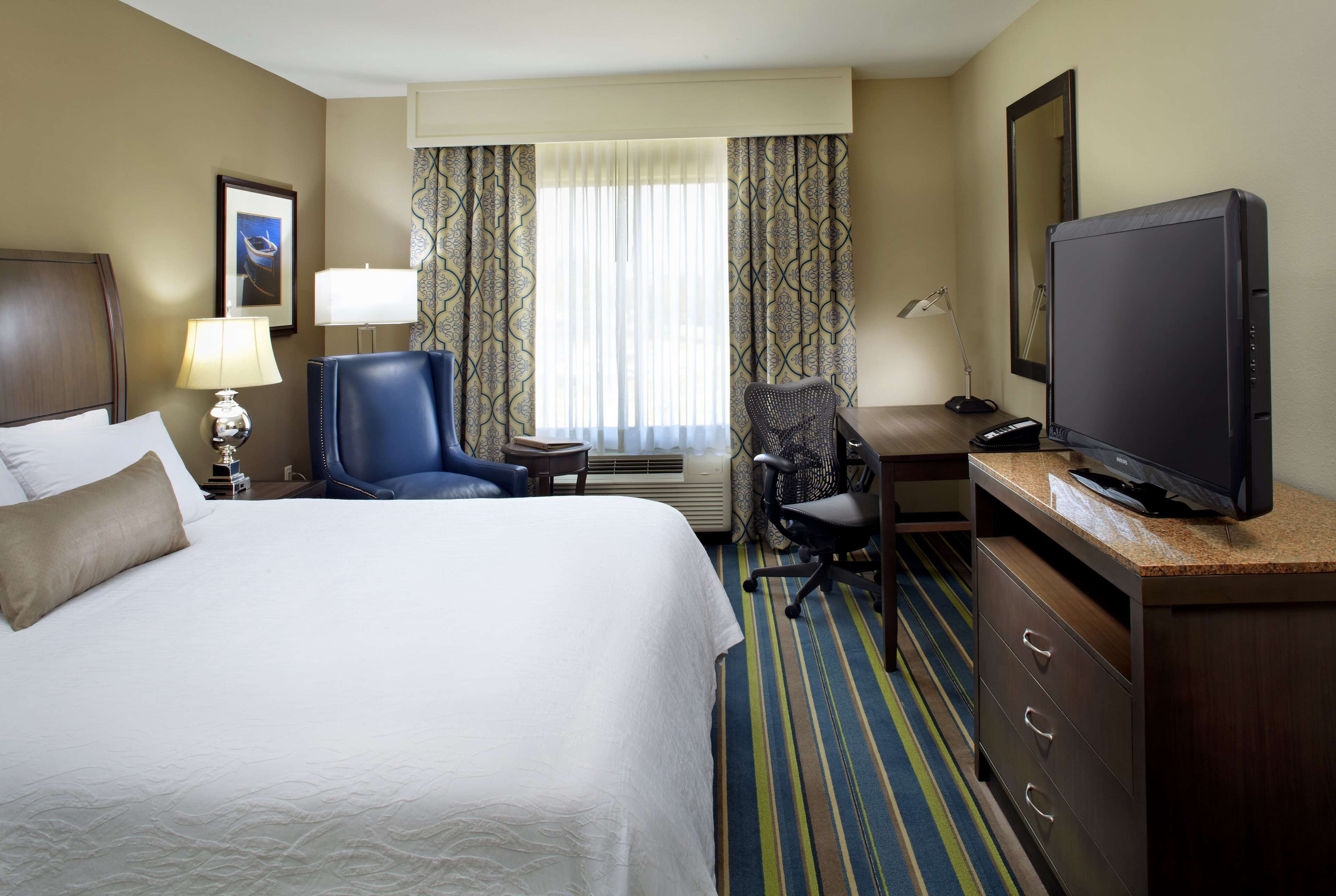 deluxe suite, 1 king bed | in-room safe, free cots/infant beds, free wifi, bed sheets