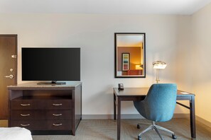 Zimmer, 1 King-Bett, barrierefrei | Zimmersafe, Schreibtisch, laptopgeeigneter Arbeitsplatz