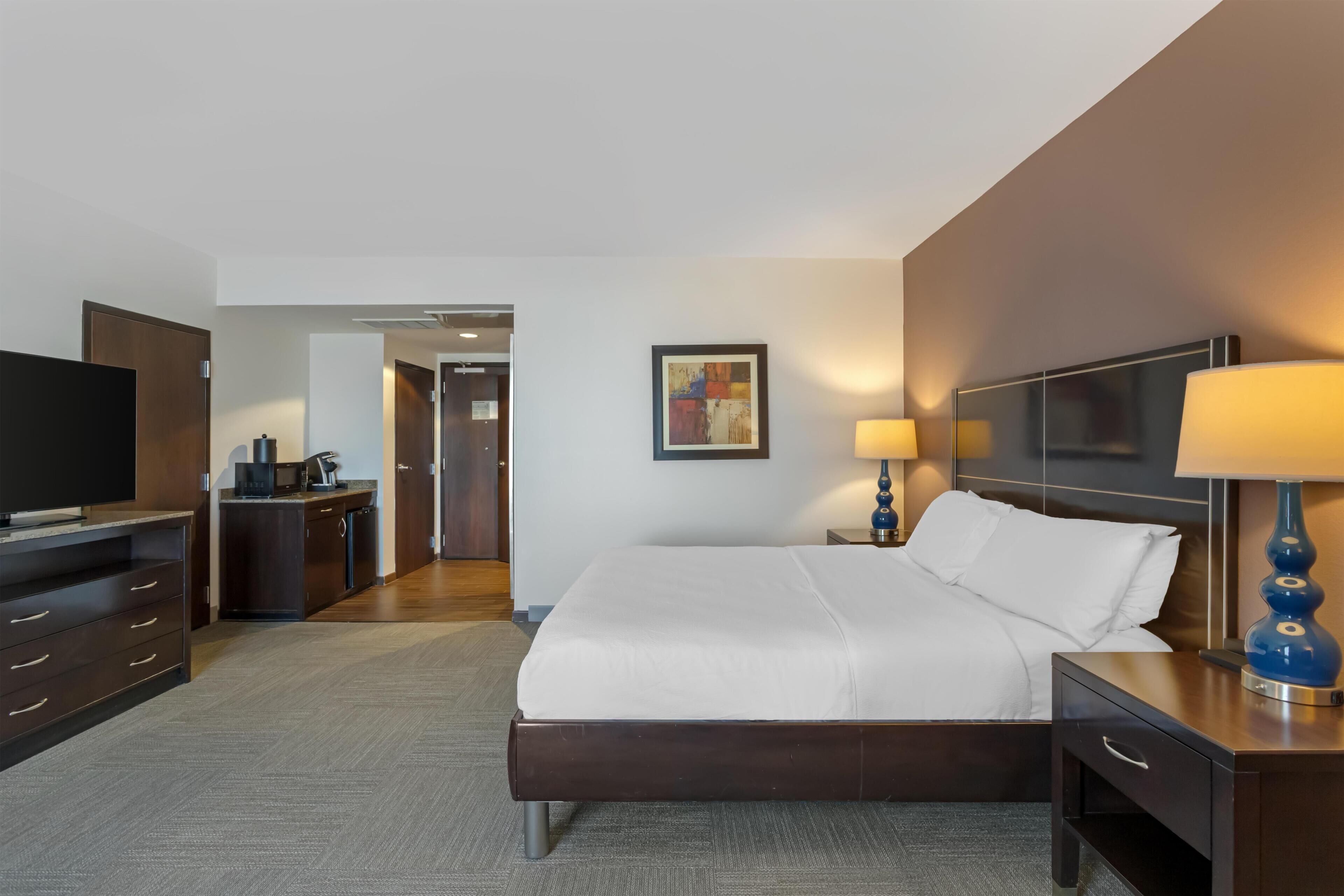 One King Bed, Non-Smoking, Accessible (Bath tub) | In-room safe, desk, laptop workspace, soundproofing