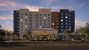 Un hôtel Hilton Garden Inn à plusieurs étages, doté d’une entrée principale et d’un parking.
