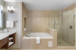 Suite, 1 cama King size, para fumadores, hidromasaje | Regadera en el baño