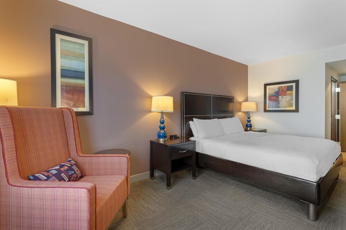 Zimmer, 1 King-Bett, barrierefrei | Zimmersafe, Schreibtisch, laptopgeeigneter Arbeitsplatz