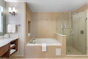 Suite, 1 King-Bett, Raucher, Whirlpool | Badezimmer | Kostenlose Toilettenartikel, Handtücher