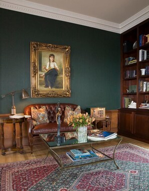 Library - Inn at 202 Dover (Easton)