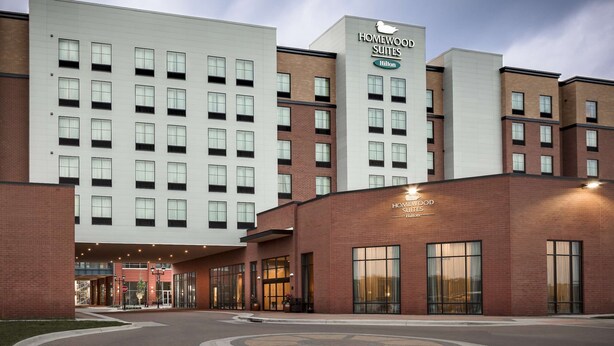 Hotelli, jossa on useita kerroksia, selkeästi näkyvä Homewood Suites by Hilton -kyltti ja hyvin valaistu sisäänkäyntialue.