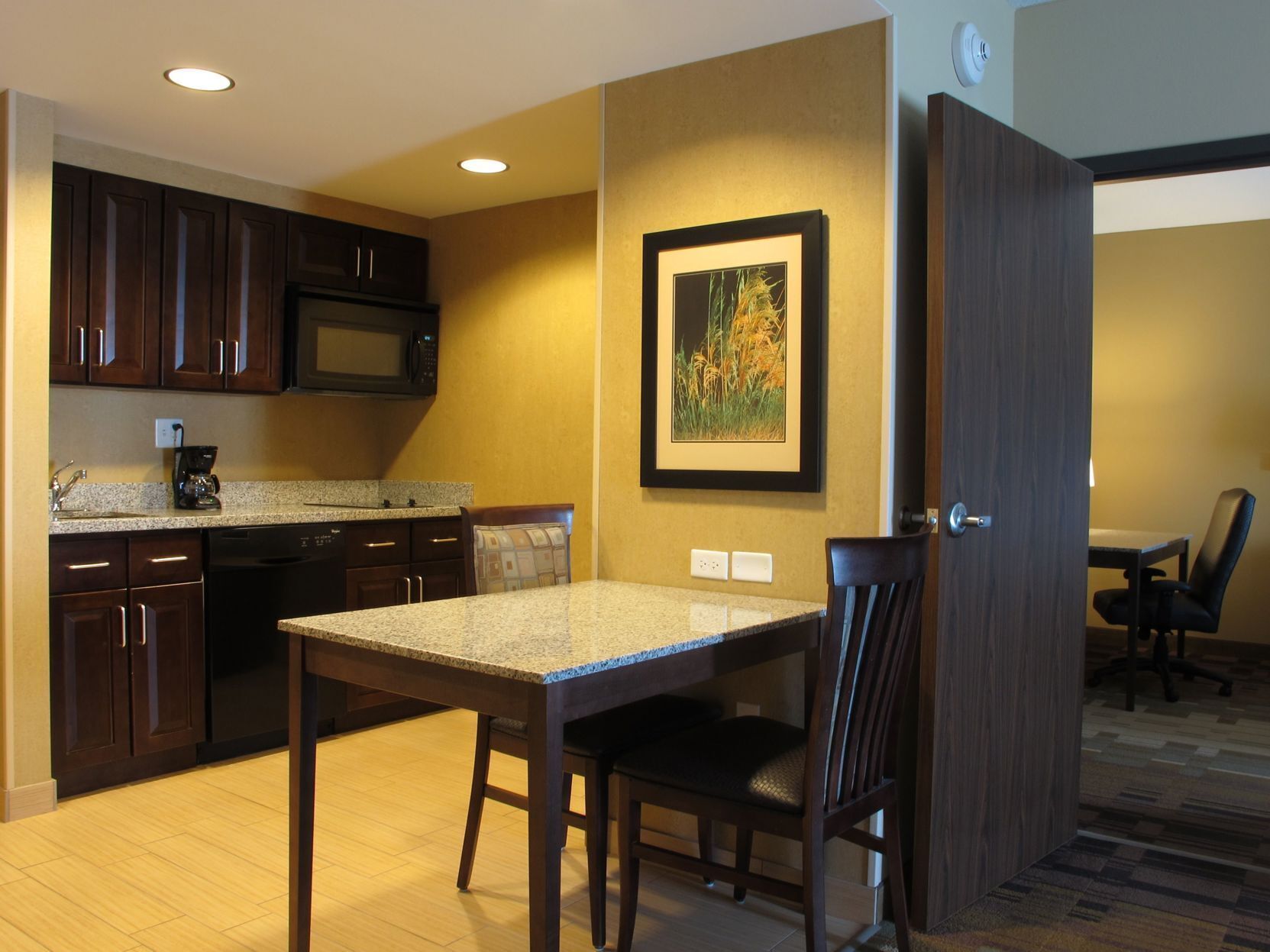 Private kitchen | Full-sized fridge, microwave, stovetop, dishwasher